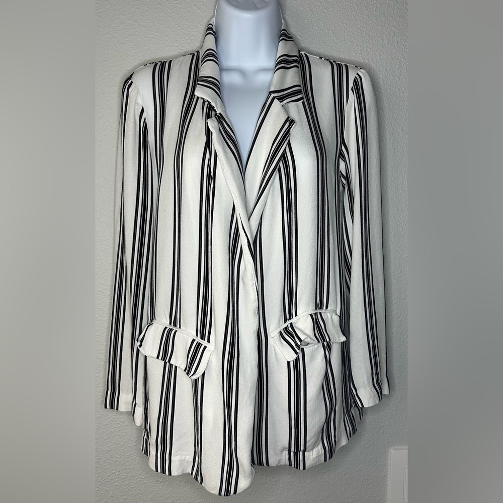 Forever 21 Women’s White and Black Pinstriped Blazer Size Small